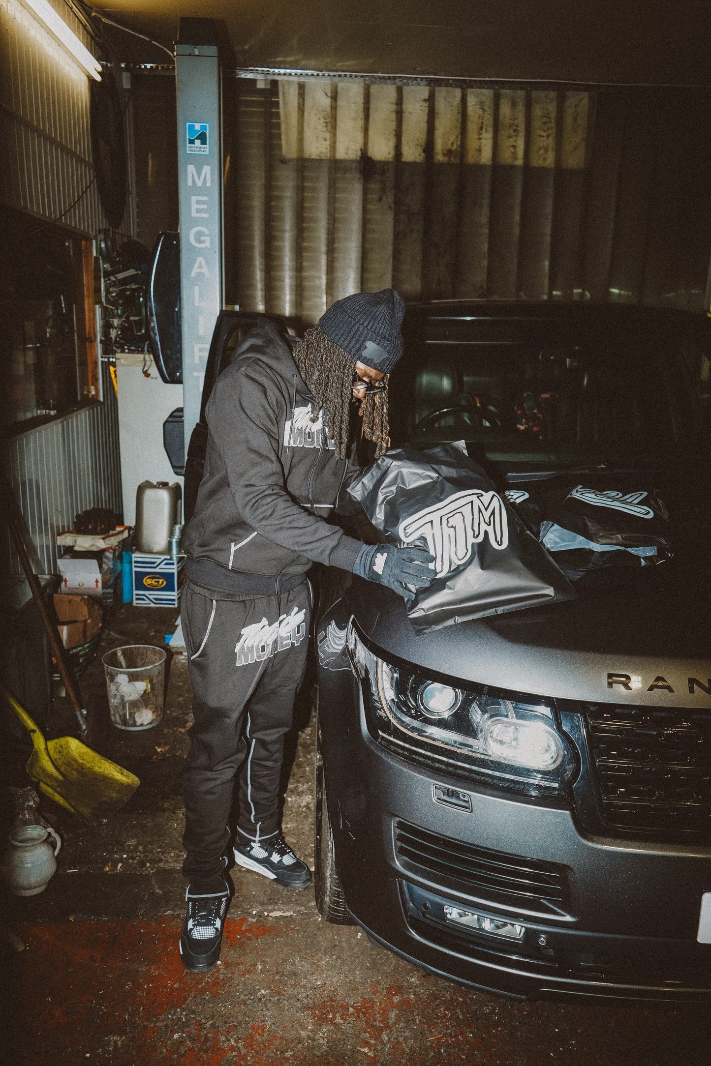 TIMEISMONEY STRAIGHT DROP TRACKSUIT (BLACK)